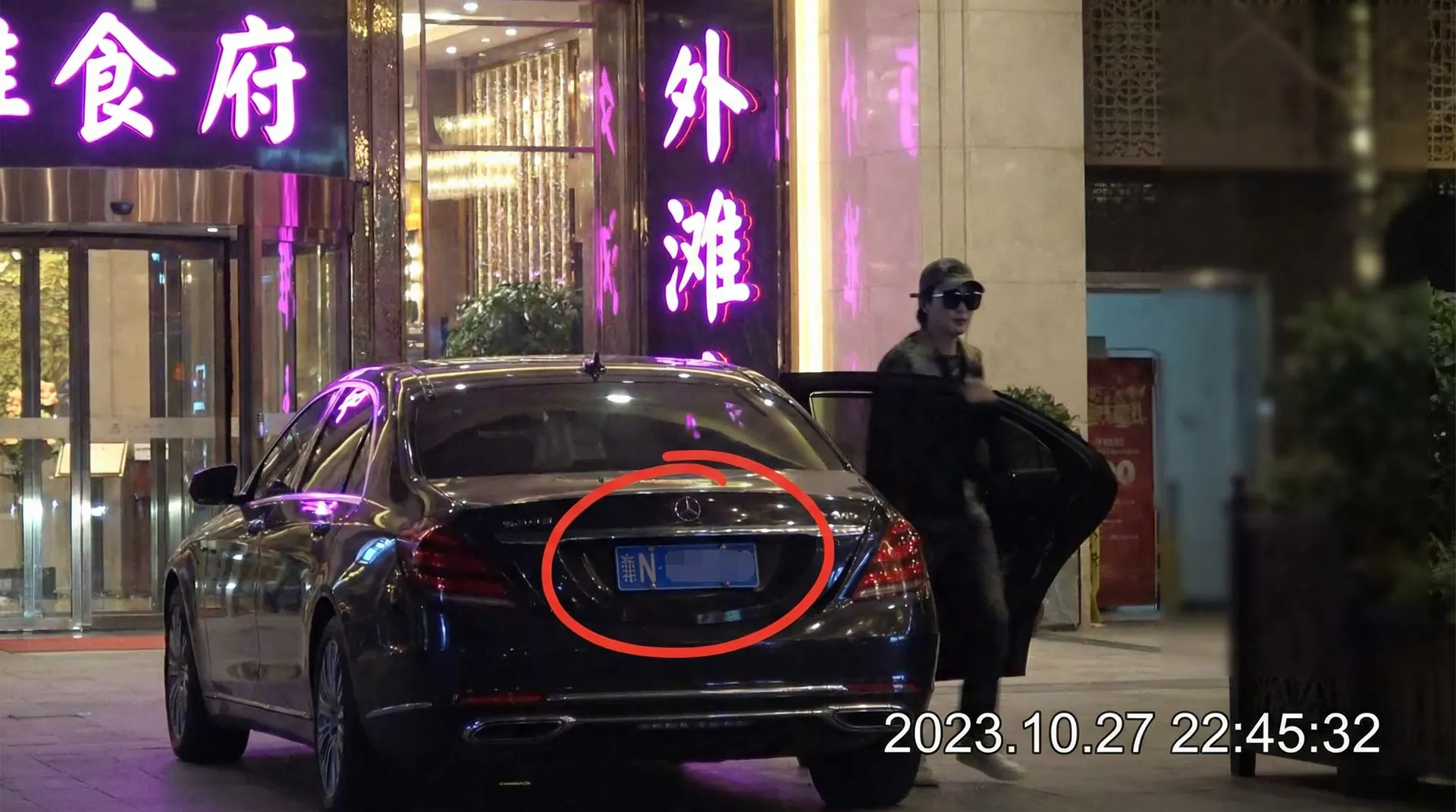 波盈体育官网 - 豪车餐厅外偷拍